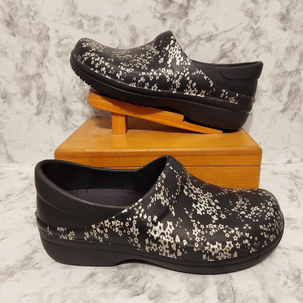 Pre-owned 2017 crocs neria pro graphic clogs